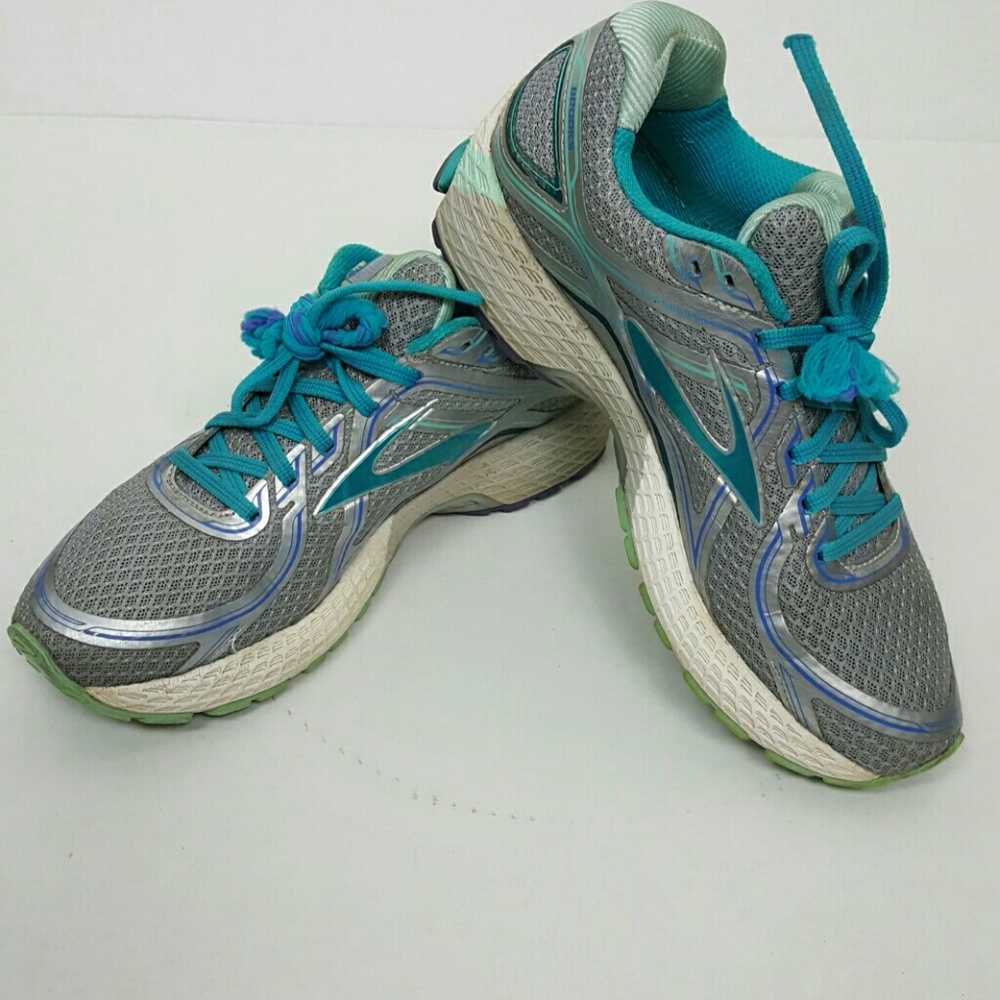 Brooks women sport shoes size 9 athletic comfy